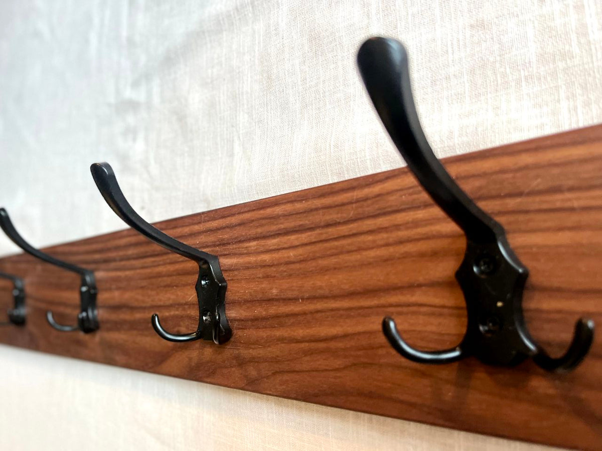 Handgefertigter Garderobenständer aus Amerikanischem Nussholz: 5 Haken, 75 cm, Ideal für Flure, Schlafzimmer und Büros.